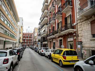 Salutiamo Andrea e ci dirigiamo nel quartiere Madonnella, in via Emanuele Mola 32...